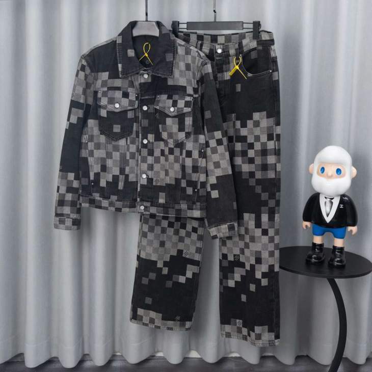 Picture of LV Sweater Suits _SKULVsz46-52sz30-36tltx0141249